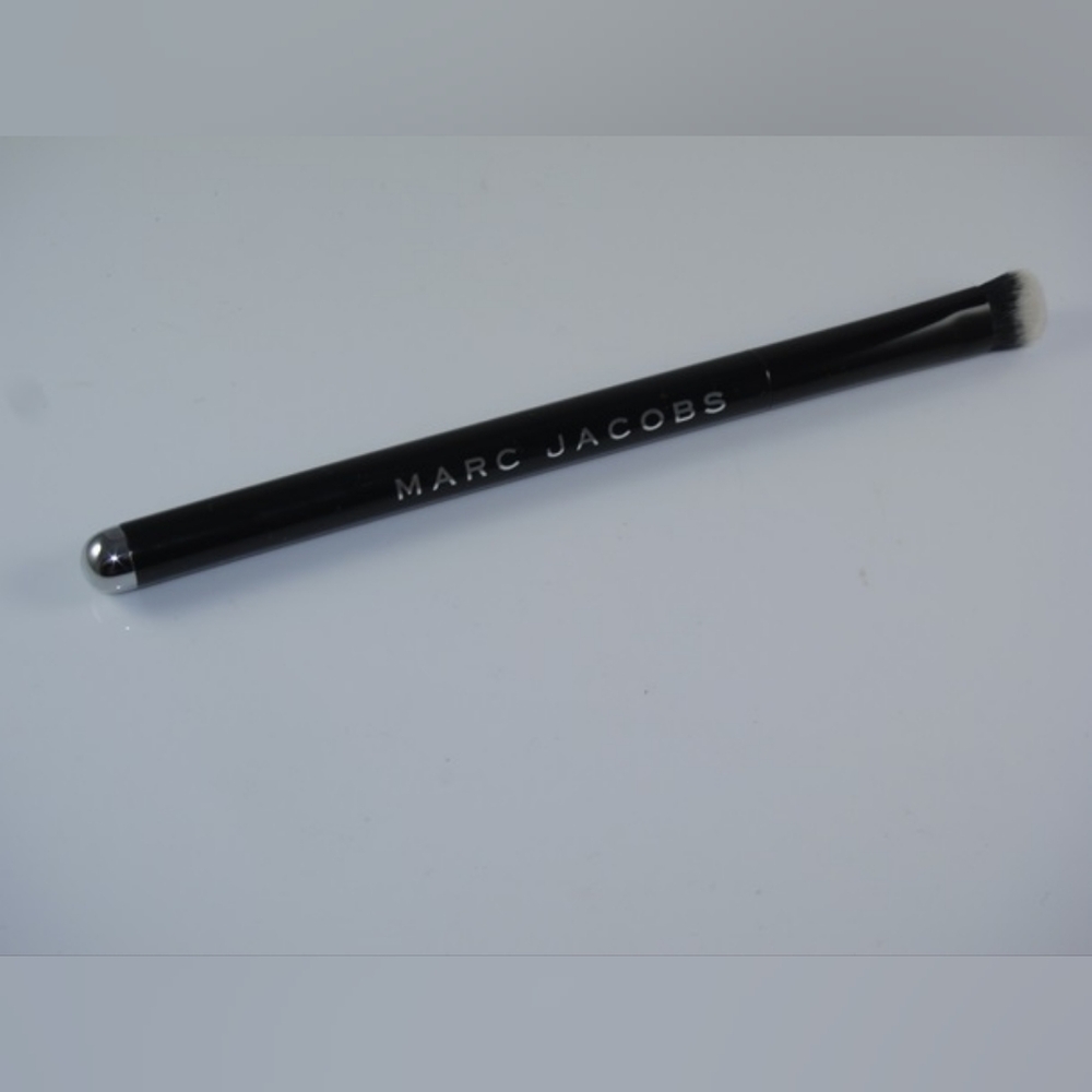 New Marc Jacobs 14 The Conceal Full Cover Correcting Brush - Picture 3 of 4
